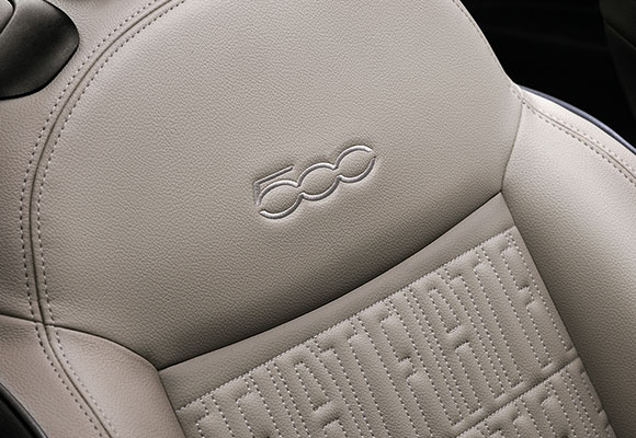 SIÈGES EN ÉCO-CUIR AVEC MONOGRAMME FIAT